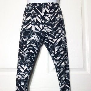 Black White Ankle Cropped Leggings